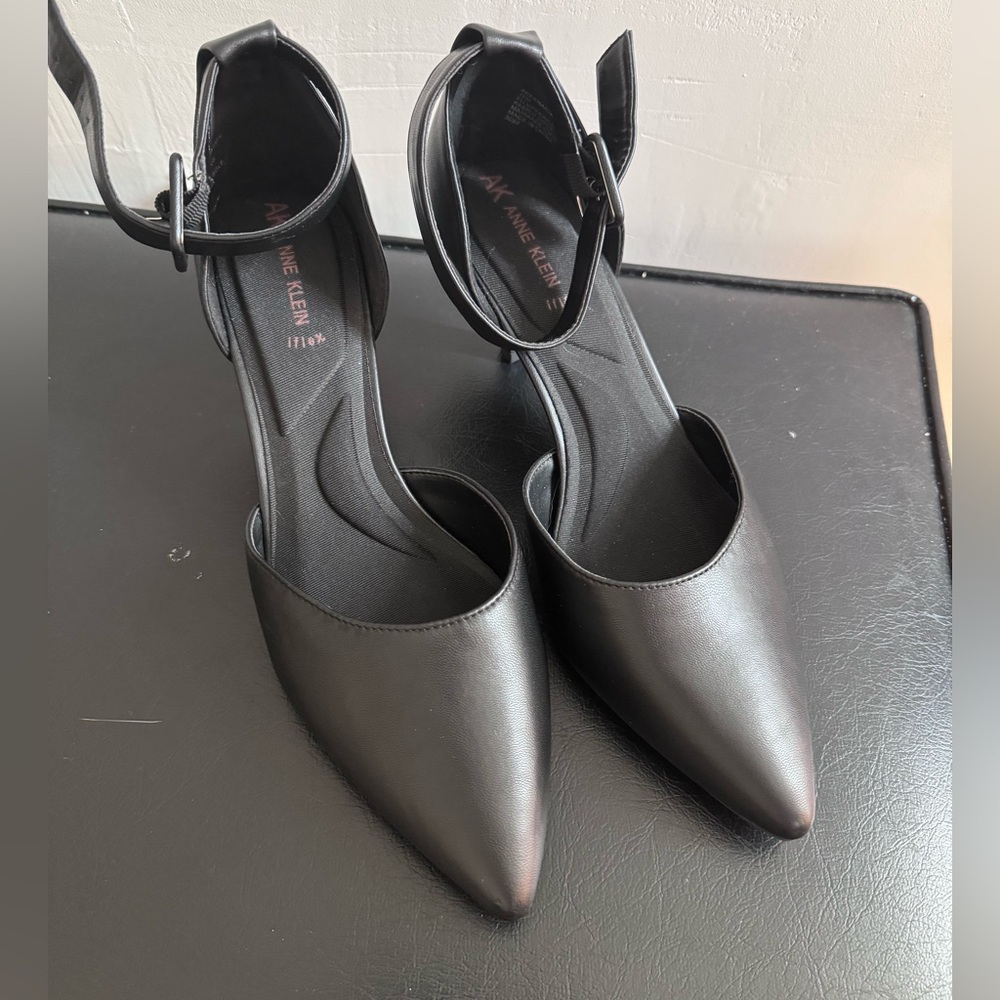 Anne klein pointed toe kitten heel